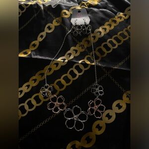 Paparazzi 🌸 Flower Necklace and earrings